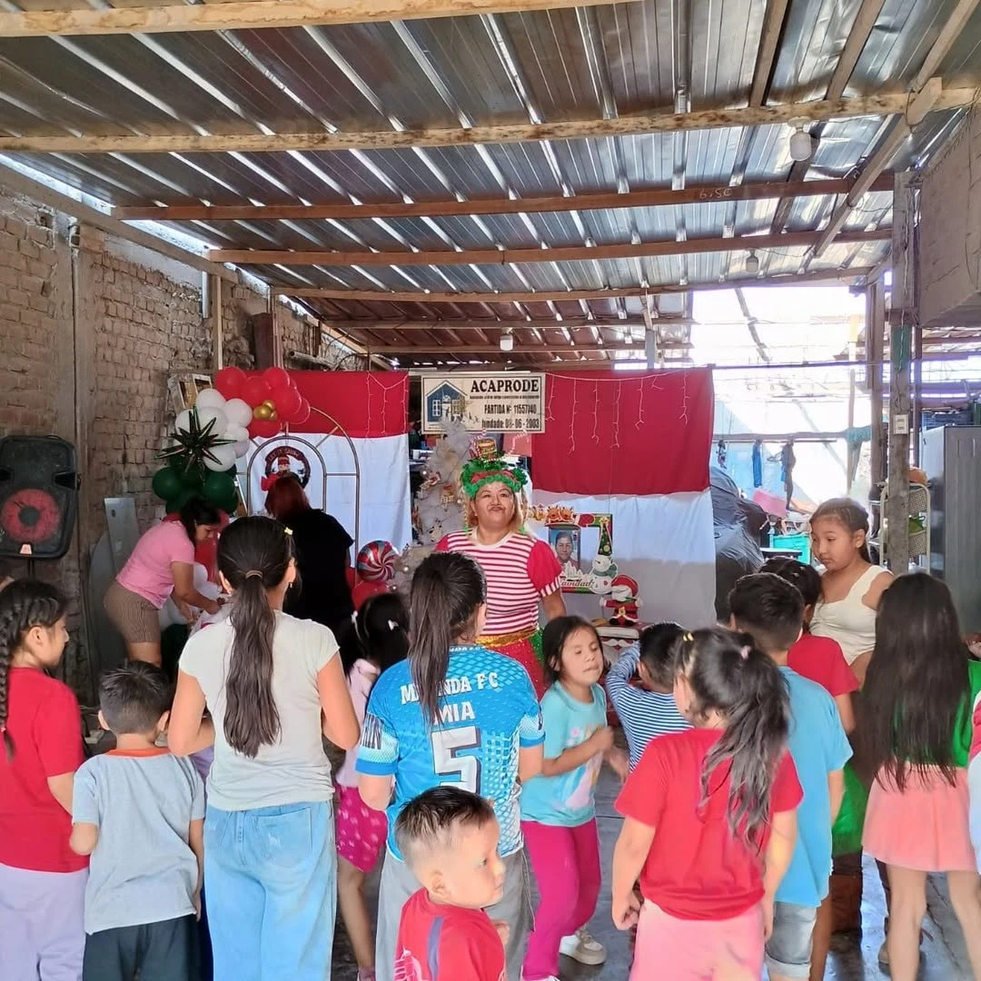 Niños y familias reunidos en una celebración comunitaria