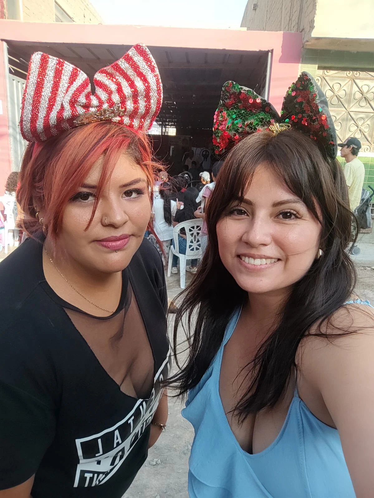 Dos participantes durante un encuentro navideño de Ayni