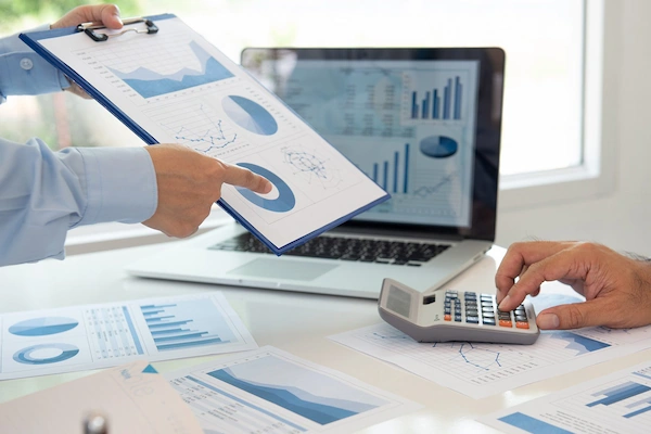 Especialistas analizando información financiera y comercial